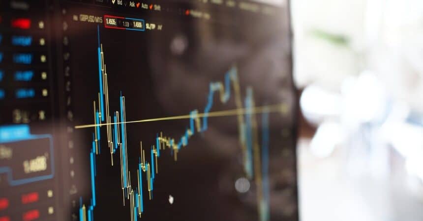Snowflake Stock Tumbles: Navigating Through Weak Sales Outlook and CEO Transition